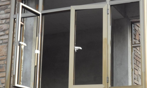 新换的断桥铝窗户冬天室内淌水重大3