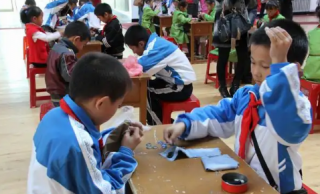 小学生喜欢一个人怎么表白不尴尬