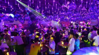 去酒吧找帅哥怎么找