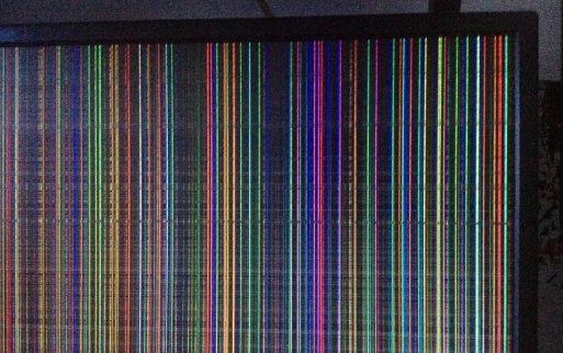 电脑屏幕受撞击后花屏了保修吗1