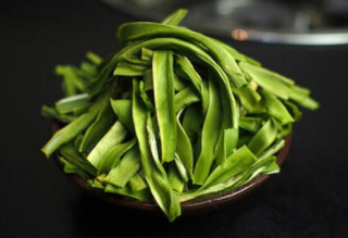 贡菜泡水后掉色正常吗