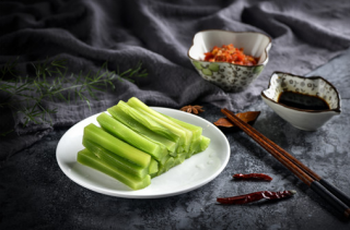 贡菜很绿是染色的吗